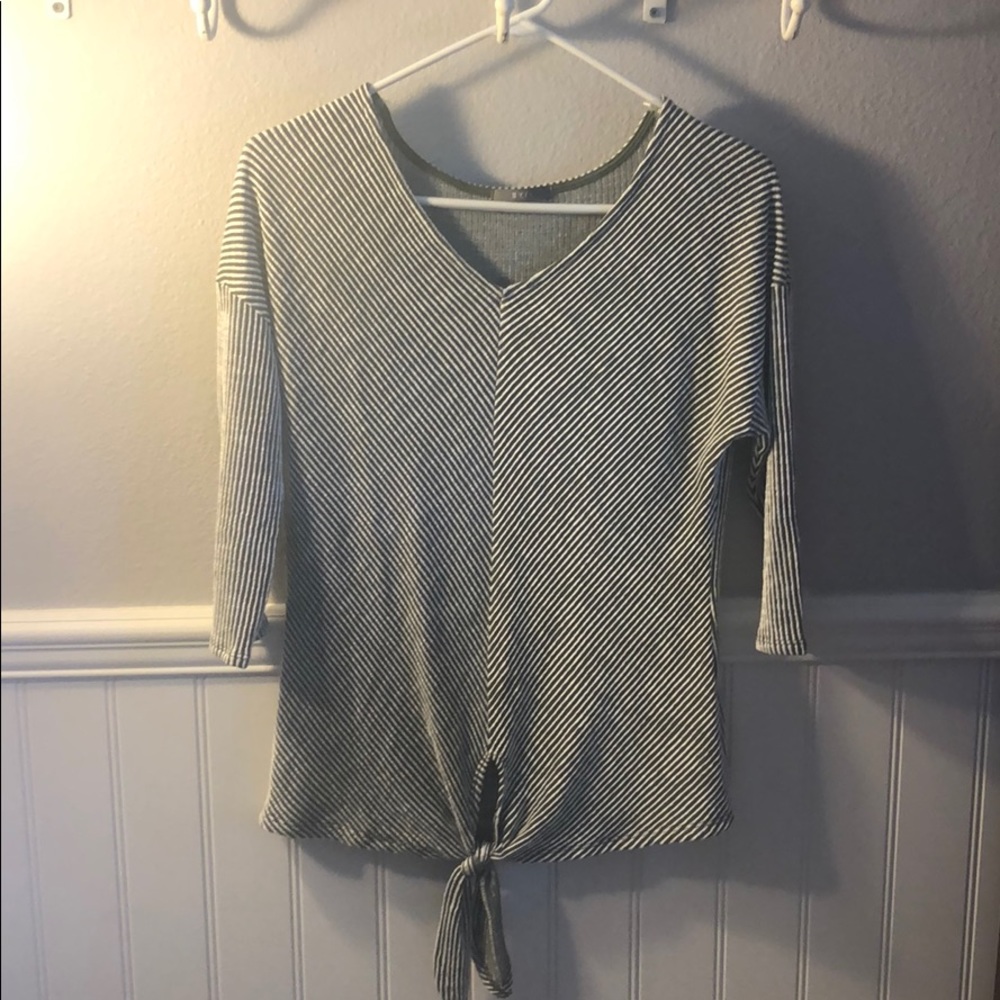 Mid length sleeved blouse